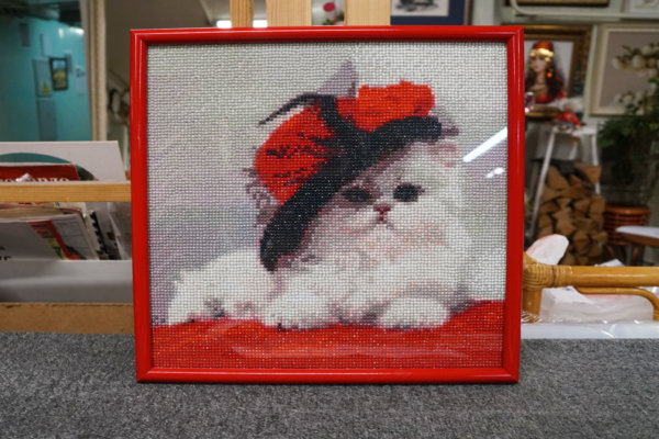 Алмазная мозайка "Котик в шляпке" в красной багетной рамке