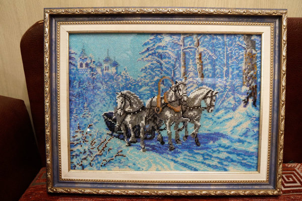 Вышивка бисером "Тройка лошадей" в синей багетной рамке