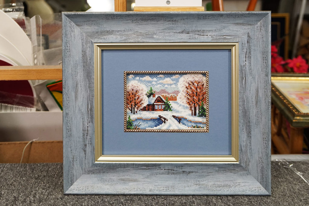 Вышивка крестом "Зимний пейзаж" в голубой багетной рамке с двойным паспарту и кантом