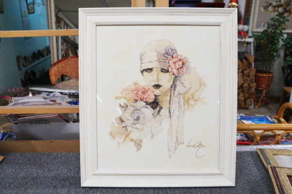 Вышивка-портрет "Женщина с букетом" в белой багетной рамке