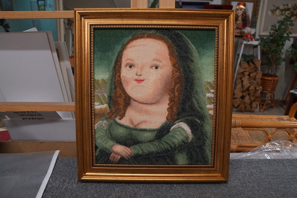 Вышивка-шарж "Мона Лиза" в золотой багетной рамке