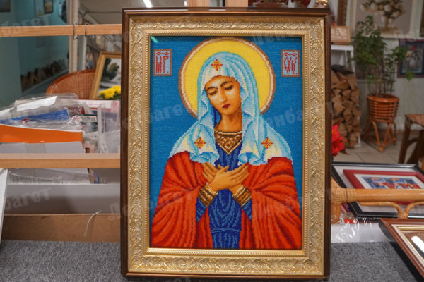 Икона "Богородица", оформленная в золотой киот