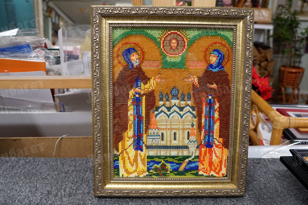 Икона "Святые Петр и Феврония" в золотой багетной рамке