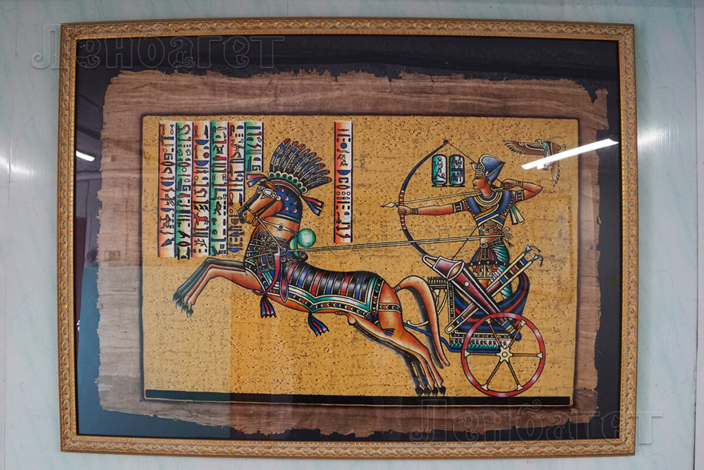 Папирус "Лучник на колеснице" в коричневой багетной рамке