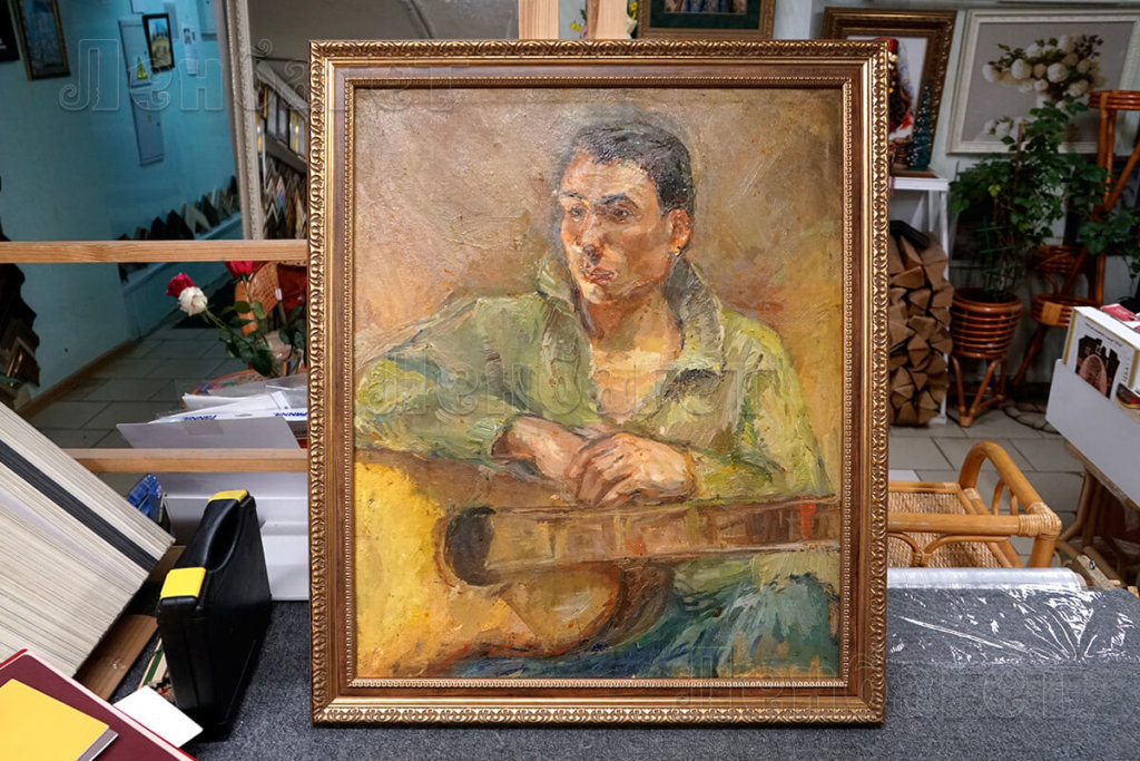 Живопись "Музыкант с гитарой. Портрет." в золотой багетной рамке