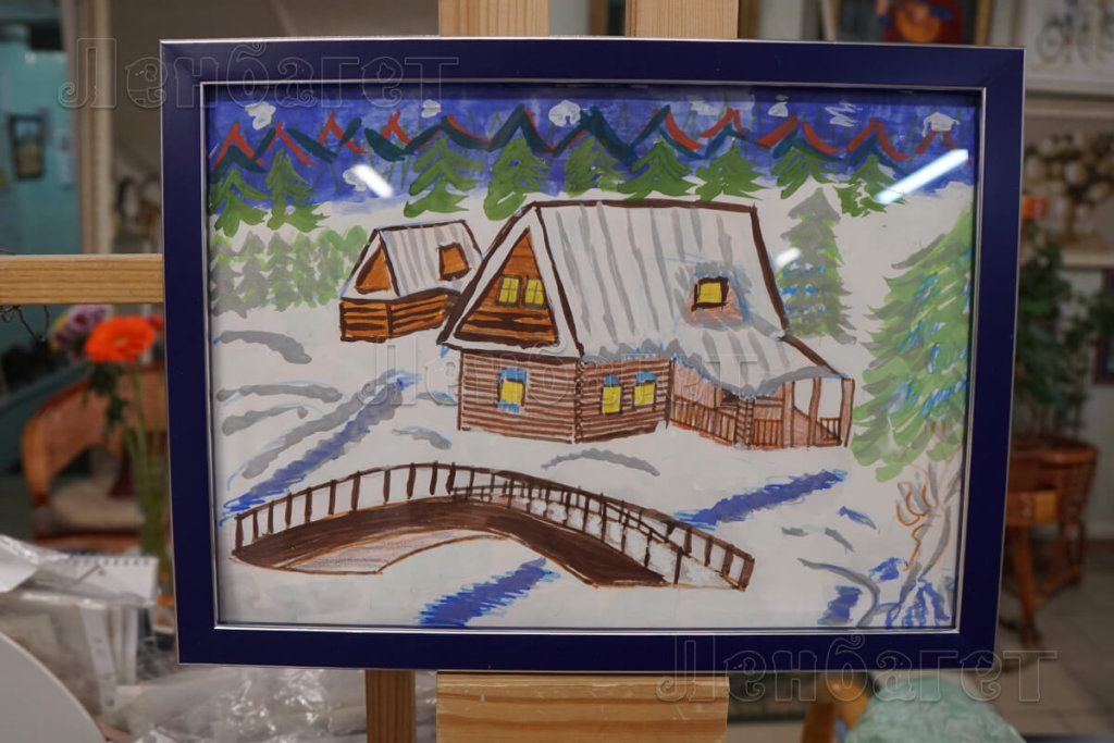 Детский рисунок "Зимняя деревня" в синей багетной рамке