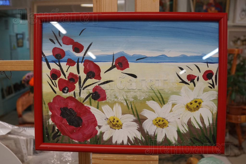 Детский рисунок "Луговые цветы" в красной багетной рамке