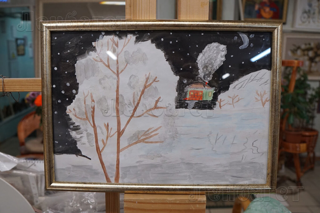 Детский рисунок "Зимняя ночь" в золотой багетной рамке