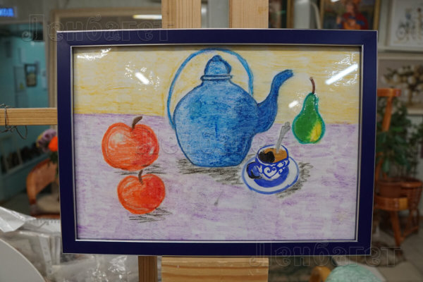 Детский рисунок "Натюрморт" в синей багетной рамке