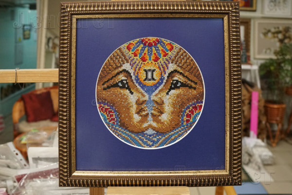 Картина "Египтяне" в золотой багетной рамке с широким синим паспарту