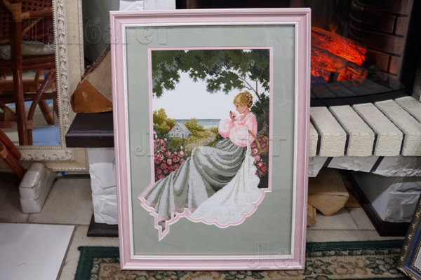 Картина "Девушка под деревом" в розовой багетной рамке с двойным паспарту