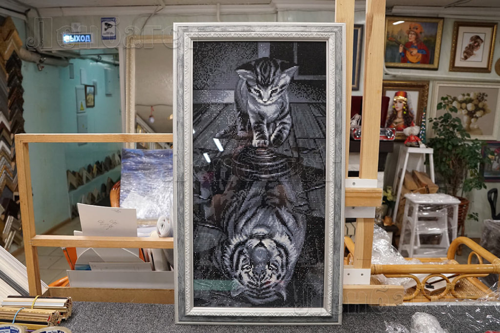 Алмазная мозайка "Тигр внутри" в серой багетной рамке