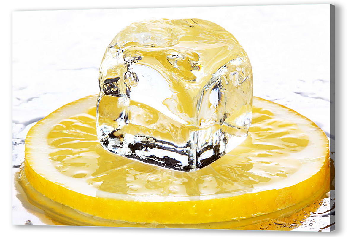 Кубик льда на лимоне