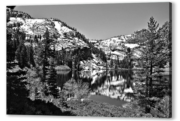 Озеро горы черно-белое фото